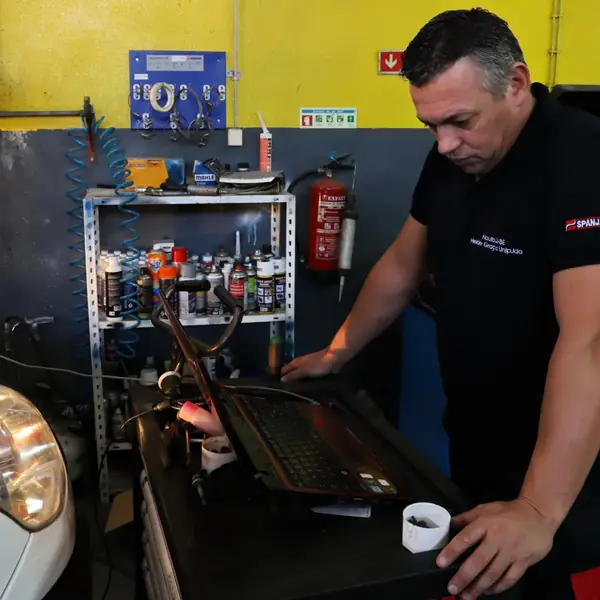 Técnico da HautoJabe em diagnóstico na oficina