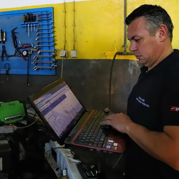 Trabalho da equipa HautoJabe na oficina